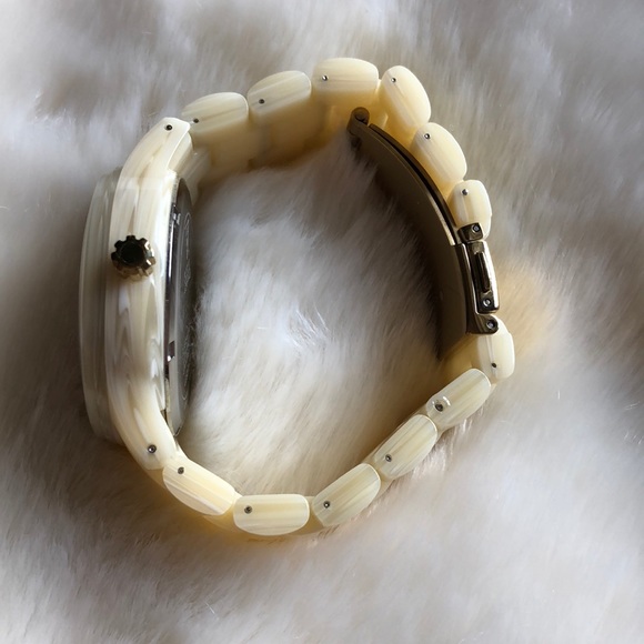 EUC Women’s Guess Horn Acrylic Watch - Picture 3 of 8